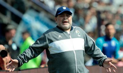 Maradona  operado com sucesso de hematoma na cabea, diz mdico