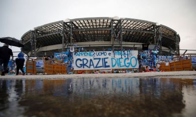 Estdio San Paolo do Napoli  rebatizado em homenagem a Maradona