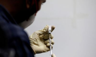 Clnicas particulares brasileiras negociam compra de vacina da ndia