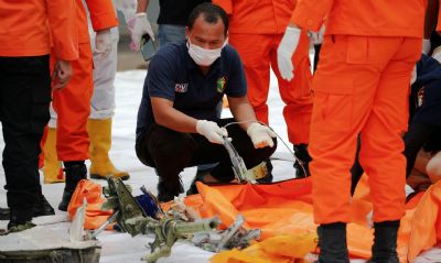 Encontrados corpos e destroos do Boeing 737 que caiu na Indonsia