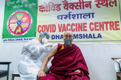 Dalai Lama recebe primeira dose de vacina contra coronavrus
