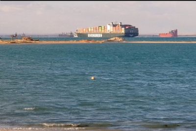 Desbloqueado ontem, Canal de Suez ainda tem 400 navios na fila
