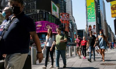 Estado de Nova York suspende uso de mscara em transportes