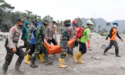 Vulco na Indonsia retoma erupo e mortos chegam a 22