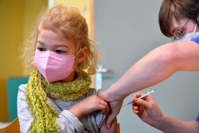 Pases europeus comeam a vacinar crianas contra a covid-19