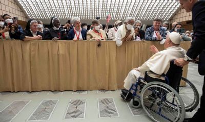 Com dores no joelho, Papa usa cadeira de rodas em pblico pela 1 vez