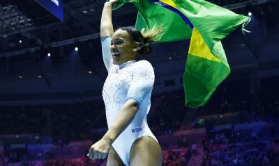 Rebeca Andrade leva prata nas barras assimtricas na Copa do Mundo