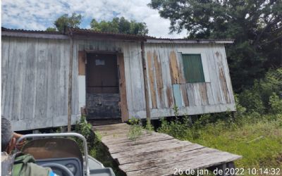 Casa de madeira usada para guardar pescado ilegal  encontrada s margens de rio