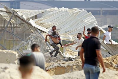 Conflito entre Israel e Hamas entra no 2 dia com novas exploses; mais de 800 pessoas morreram