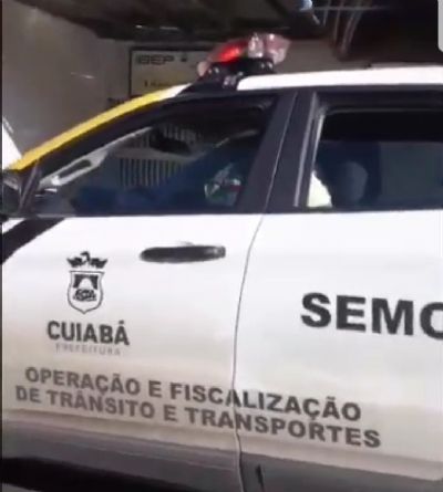 Motorista flagra viatura da Semob andando com pneu furado em Cuiab;vdeo