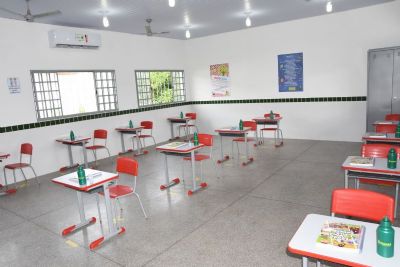 Alunos da rede municipal de Cuiab voltam s salas de aulas aps mais de um ano