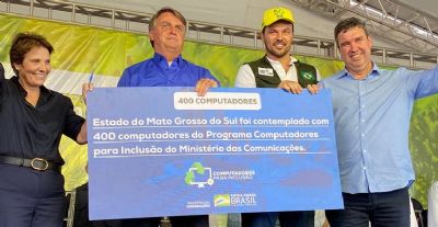 Em MS, Bolsonaro entrega 400 computadores