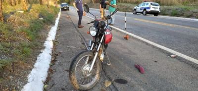Motociclista morre aps bater em meio-fio e rvore na BR-070