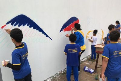 Crianas da AABB Comunidade de Alto Araguaia realiza atividade artstica com pintura em muro