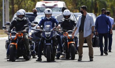 Aps passeio de moto, Bolsonaro promete isentar motociclistas de pedgio