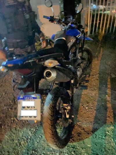 Dupla criminosa  presa e motocicleta roubada apreendida