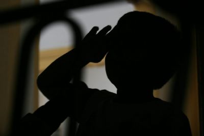 Jovem estupra menino de 9 anos e faz vdeos do abuso