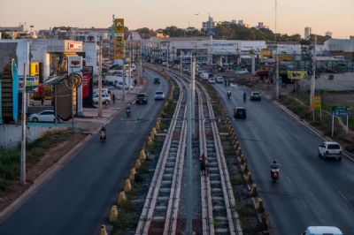 Vdeo | Trilhos e postes so retirados de canteiro do VLT para iniciar obras por corredor de nibus