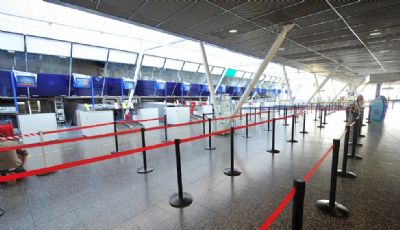 Quatro aeroportos franceses voltam a ser esvaziados aps alertas