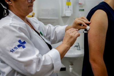 Governo orienta ampliar pblico da vacina contra dengue em municpios com muitas doses a vencer
