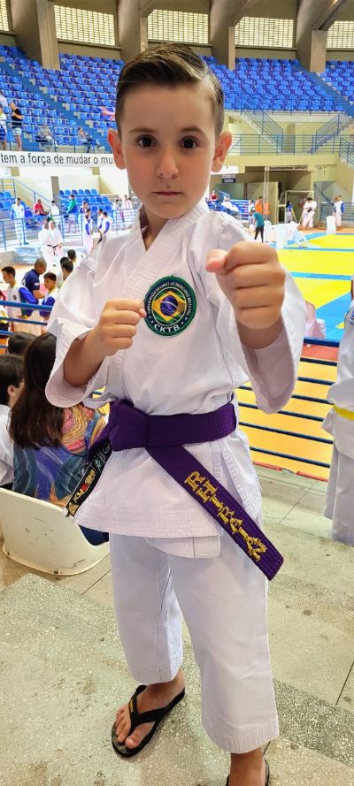Mato-grossense de 9 anos ganha 3 medalhas de ouro em campeonatos mundiais de karat