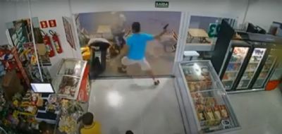 Vdeo | Comerciante reage a assalto e toma arma de brinquedo de ladro