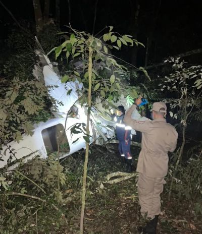 Aeronave cai em chcara, mata piloto, pai e dois filhos; veja fotos