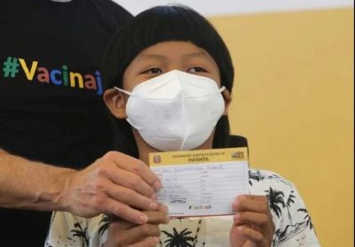 Menino indígena de MT é a 1ª criança a ser vacinada contra covid no país