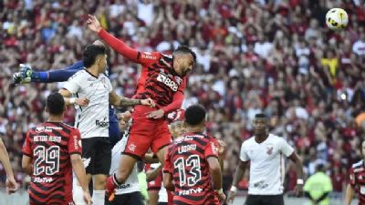 Flamengo faz cinco gols no segundo tempo e goleia o Athletico