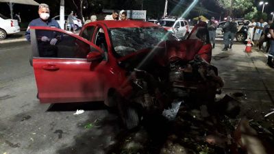 Vdeo | Mulher morre em batida de carro contra rvore em VG