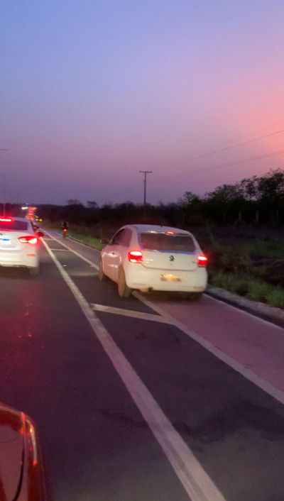 Vdeo | Carros e motos invadem ciclofaixa na estrada de Chapada e colocam vidas de ciclistas em risco