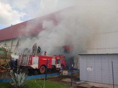 Bombeiros trabalham no rescaldo do incndio no depsito da JBS em Confresa