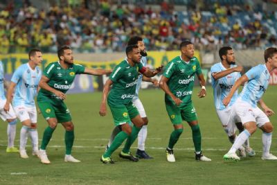Cuiab sofre gol de pnalti, pressiona no fim, mas  derrotado pelo Londrina