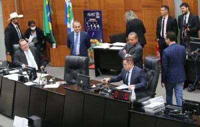 Aumento salarial para deputados  aprovado e parlamentares aguardam sano do governador
