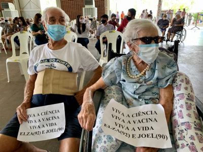 Casal de 90 e 92 anos  imunizado contra a Covid-19 e comemora