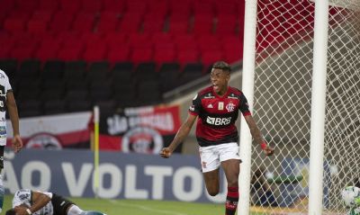 Flamengo derrota Coritiba e dorme na liderana do Brasileiro