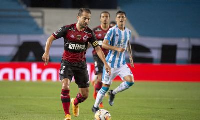 Libertadores: com um a menos, Flamengo segura empate com Racing