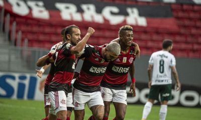 Flamengo vence Palmeiras e segue na luta pelo ttulo