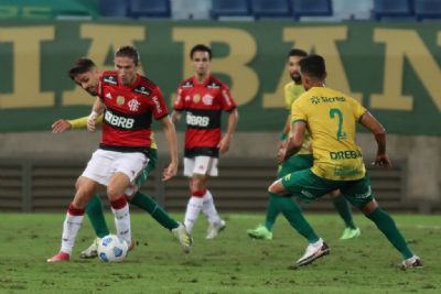 Flamengo domina jogo na Arena Pantanal e vence Cuiab por 2 a 0