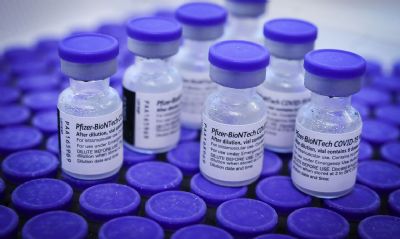 Mais 1,1 milho de doses de vacina Pfizer desembarcam no Brasil neste domingo