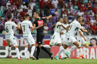 Com dois gols anulados pela arbitragem, Cuiab empata em 0 a 0 contra o Bahia