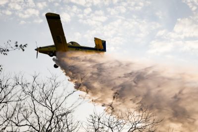 Corpo de Bombeiros extingue incndio no Parque Estadual Encontro das guas