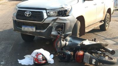 Motociclista de 16 anos morre aps colidir moto contra caminhonete; adolescente fica ferida