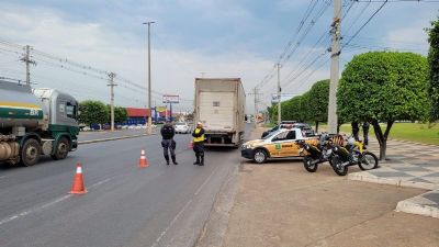 Semob autua 32 motoristas de caminhes circulando irregularmente nas avenidas de Cuiab