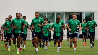 Fluminense entrega cartilhas com orientaes para os jogadores durante recluso