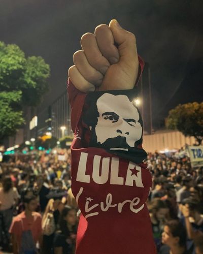 Apresentador da MTV participa de protestos contra cortes na educao: 'Lula livre'