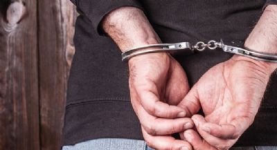Caminhoneiro embriagado  preso por importunao sexual, ameaa de morte e tentativa de corrupo