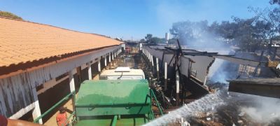 Incndio atinge escola desativada usada como depsito em Marcelndia