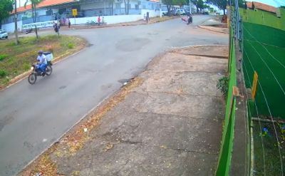 Vdeo | Menino de 7 anos  atropelado por motocicleta ao atravessar rua na sada da escola