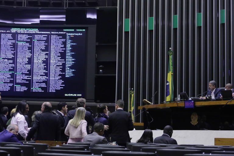 Cmara Federal pode votar projeto que limita alquotas sobre energia e combustveis